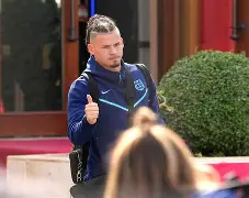 曼联惨遭淘汰，欧冠赛事无缘四强，球迷心痛无助的简单介绍