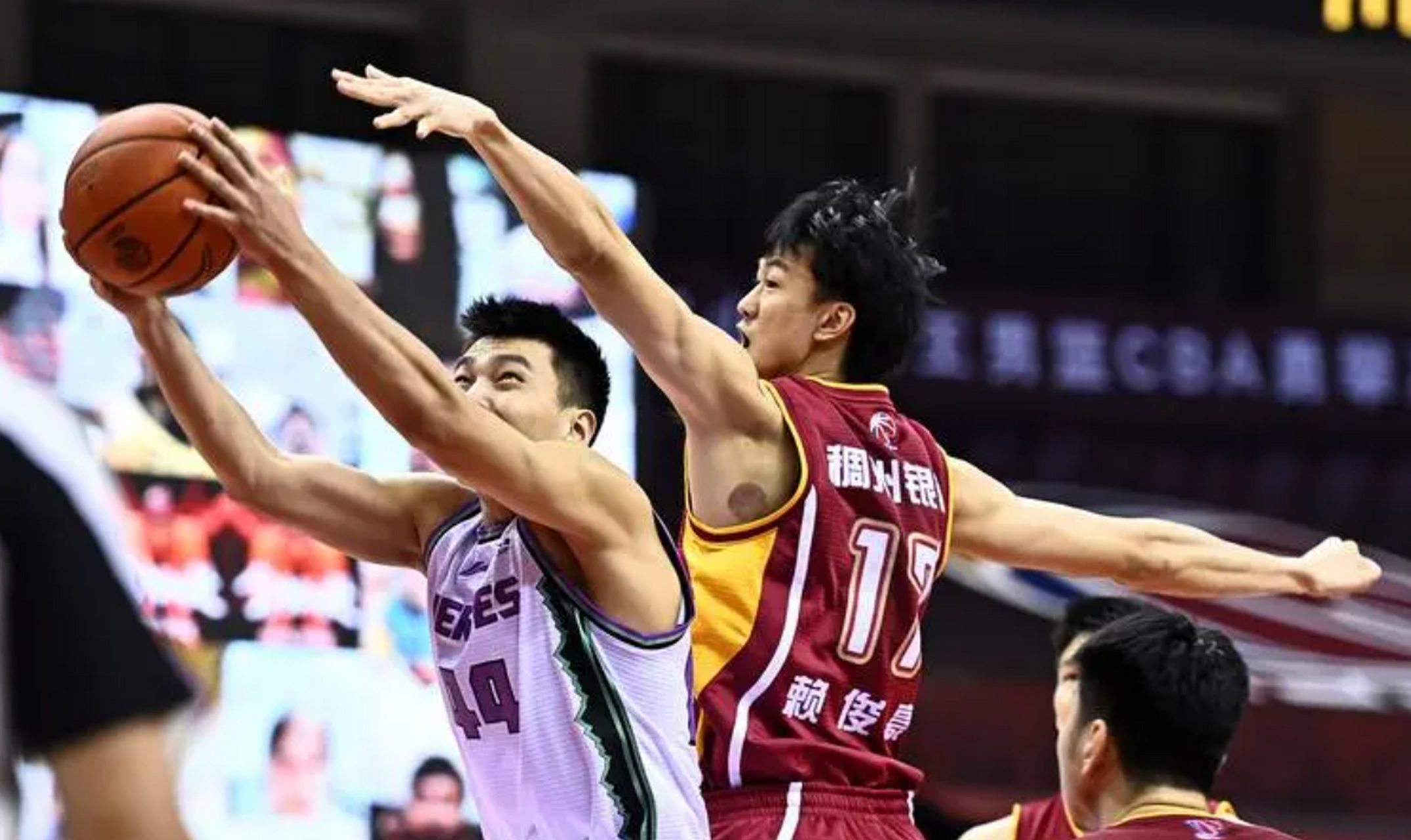 江苏男篮对决浙江稠州队，情势激烈的简单介绍