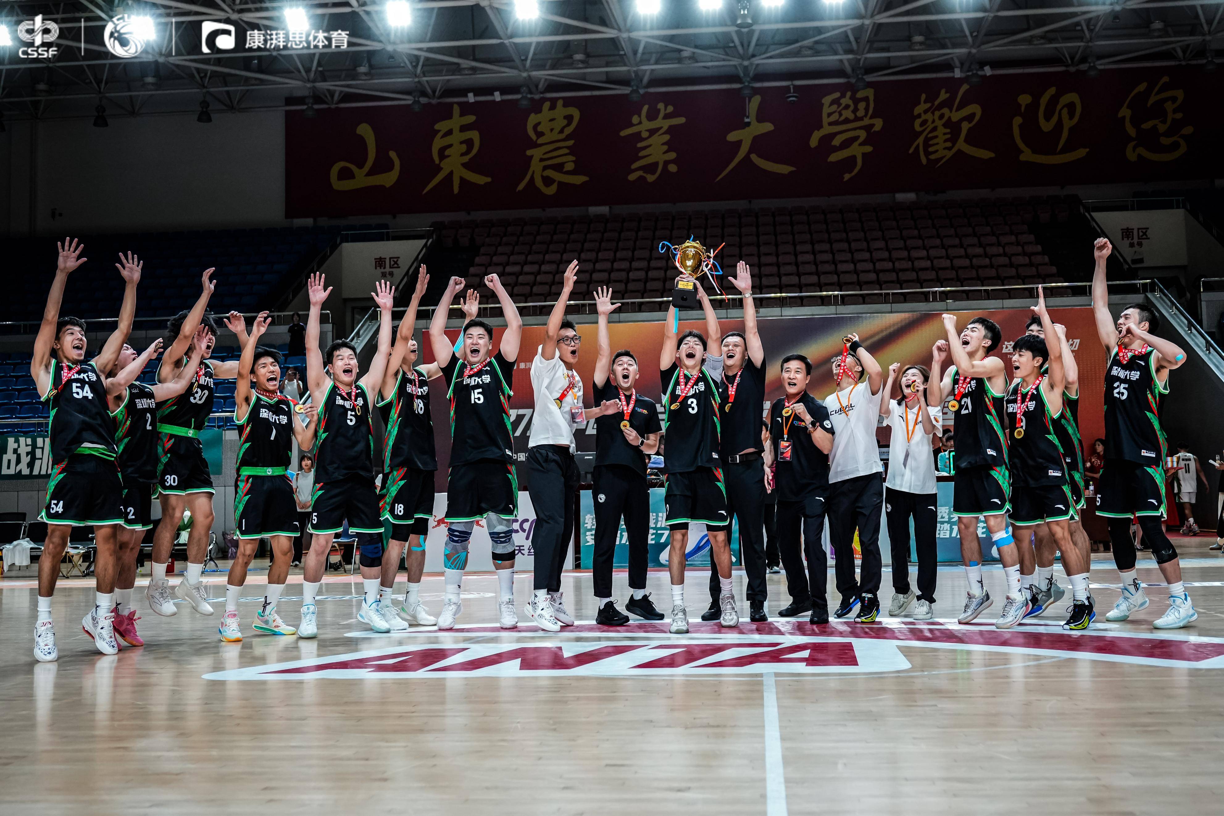 篮球明星在国际赛场上熠熠生辉，成为焦点(篮球明星在国际赛场上熠熠生辉,成为焦点球员)