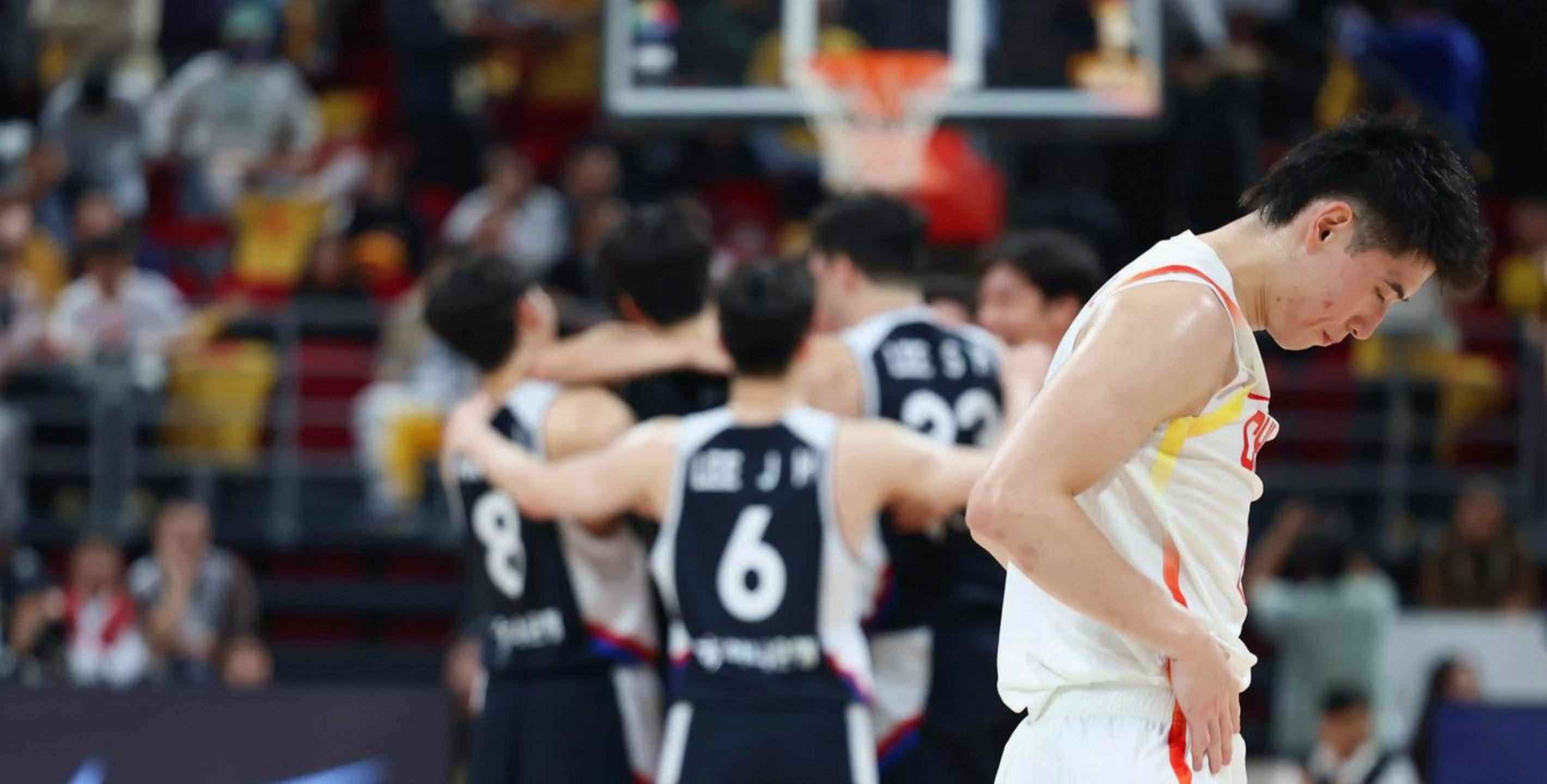 篮球明星在国际赛场上熠熠生辉，成为焦点(篮球明星在国际赛场上熠熠生辉,成为焦点球员)